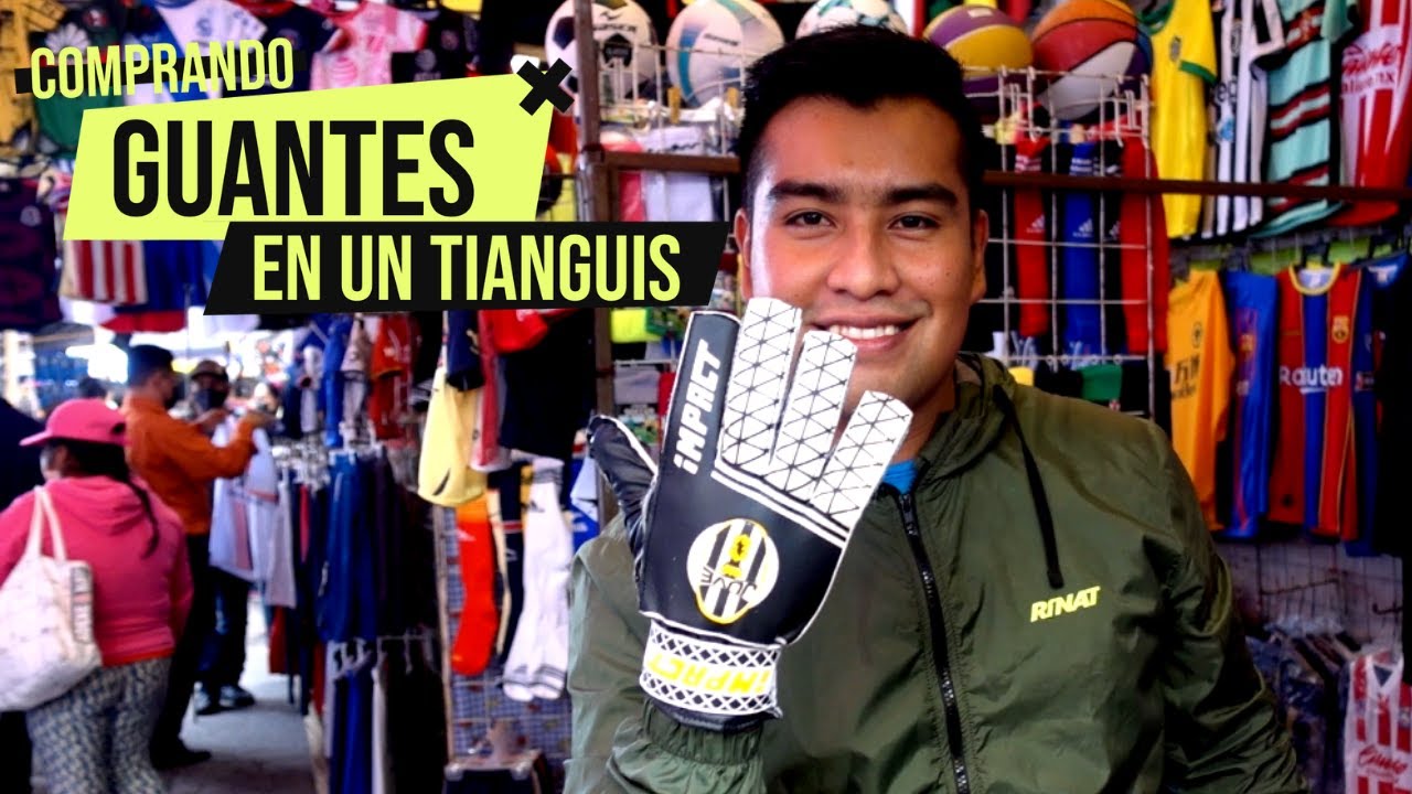 Comprando GUANTES de portero en un TIANGUIS