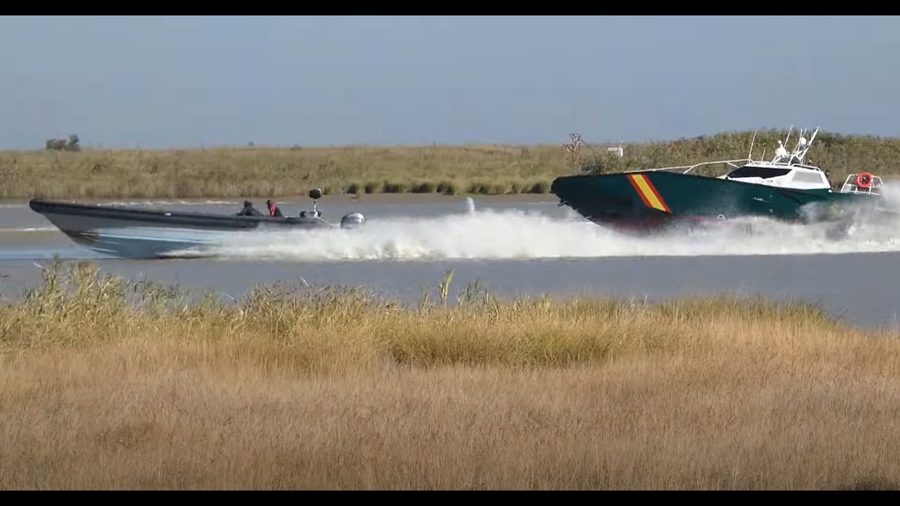 🚤💥Witness the Spanish Guardia Civil patrol boats in a high-speed pursuit