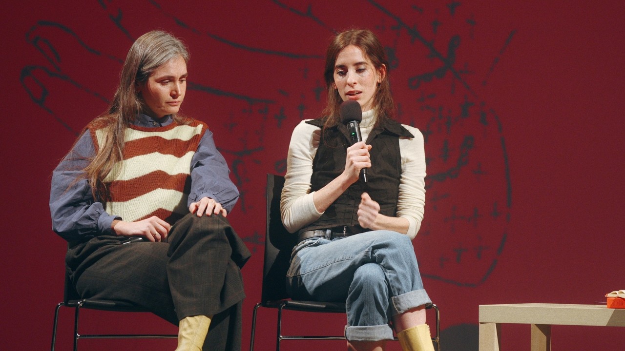 Ana Garriga i Carmen Urbita presenten Instrucci&oacute;n de novicias acompanyades per Miquel Miss&eacute;