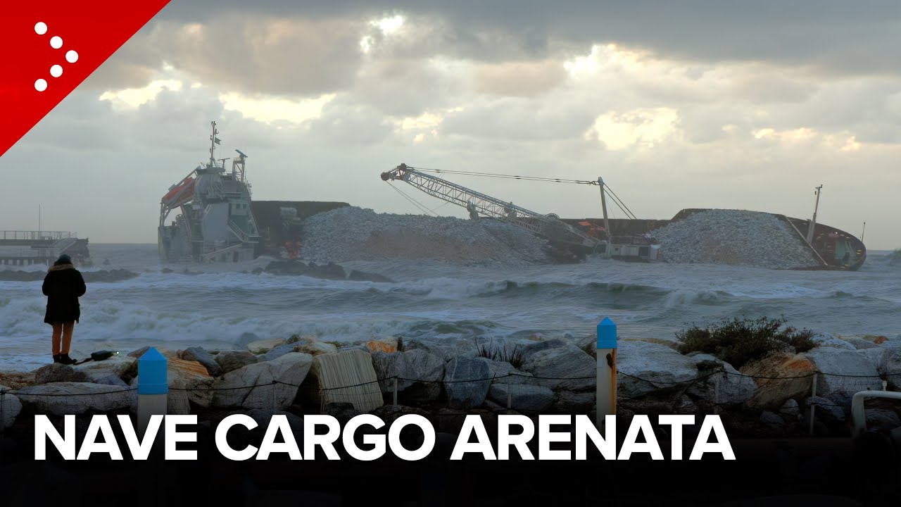 Nave incagliata su costa di Marina di Massa. Il sindaco: 