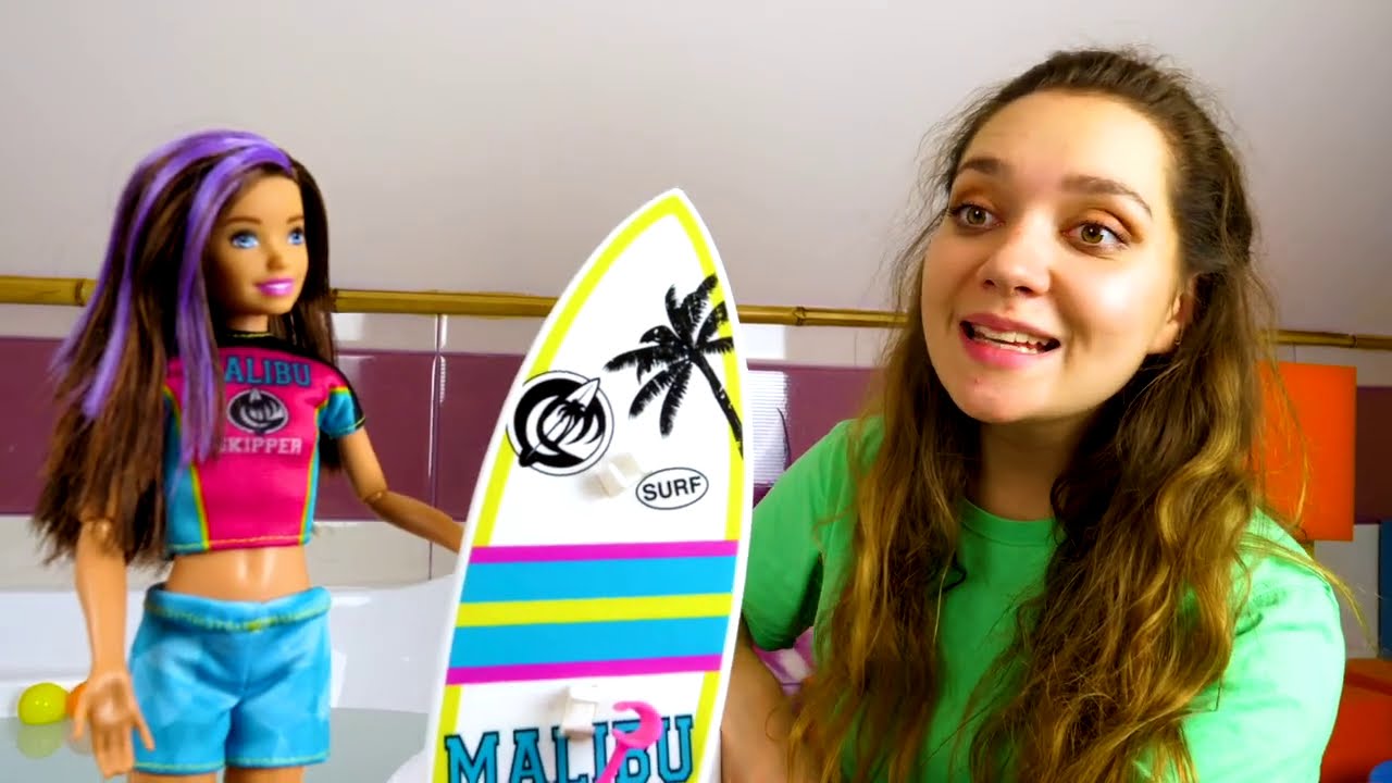 La poupée Stéphanie est tombée dans l'eau! Ken, la sauvra-t-il? Vidéo avec poupées pour filles.