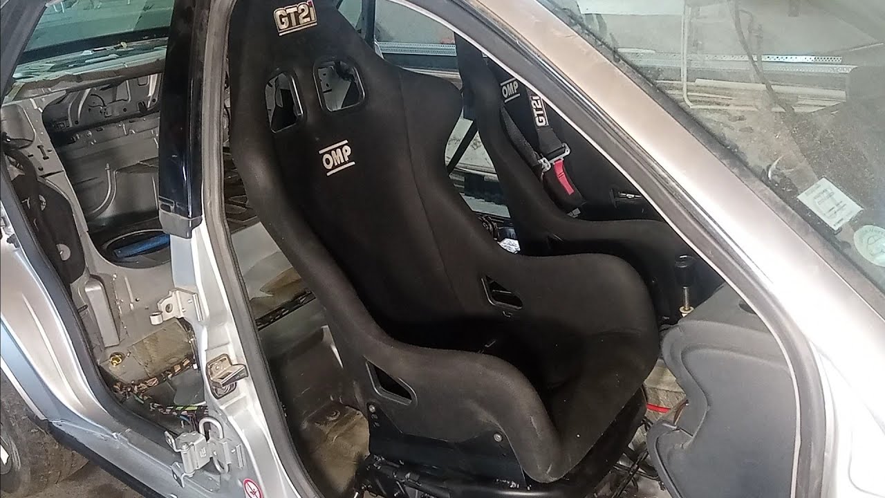 J'installe les baquets et harnais dans l'A4, batterie d&eacute;port&eacute;e....
