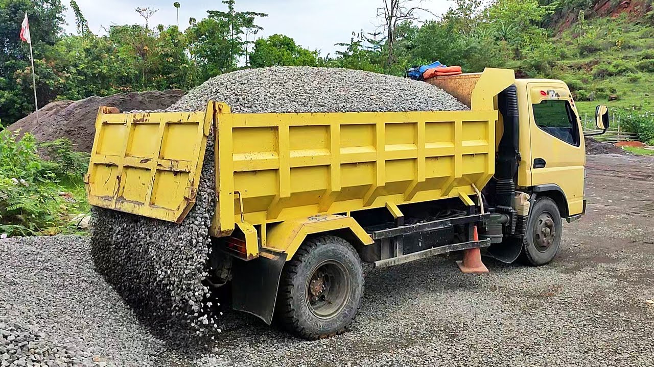 Truk Jomplang. Mobil Truk CANTER HDX Bongkar Muatan BATU Kerikil FULL BAK Menggunung Di PANGKALAN