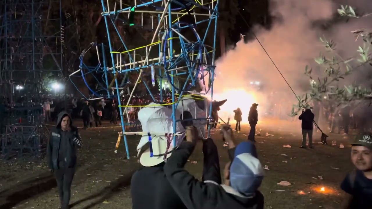 Quema de Toritos durante la Fiesta en Honor al Señor del Rescate 2025, Tzintzuntzan, Michoacán.