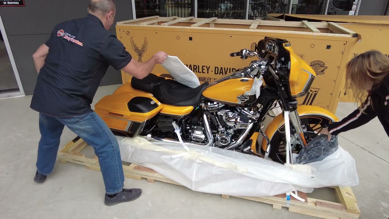 MY22 CVO Street Glide in Hightail Yellow