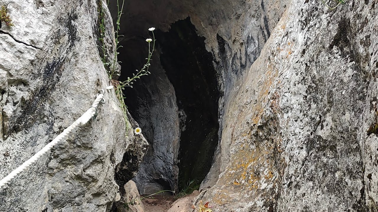 Cueva de los Nombres (La Pola de Gordón)