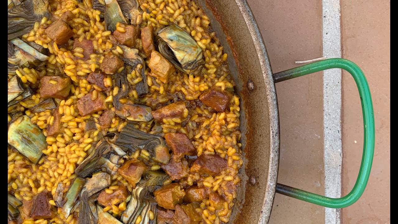Paella de secreto y alcachofas