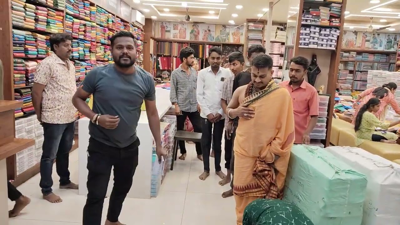 11 ಲಕ್ಷ ಖರ್ಚು ಮಾಡಿ ಅಲ್ಲಿರತಕ್ಕಂತಹ ಕೆಲಸ ಮಾಡೋ ಅಣ್ಣಾ ತಮ್ಮಂದಿರಣಾ ದೇವಸ್ಥಾನಕ್ಕೆ ಕರ್ಕೊಂಡು ಹೋದ ಯಜಮಾನ