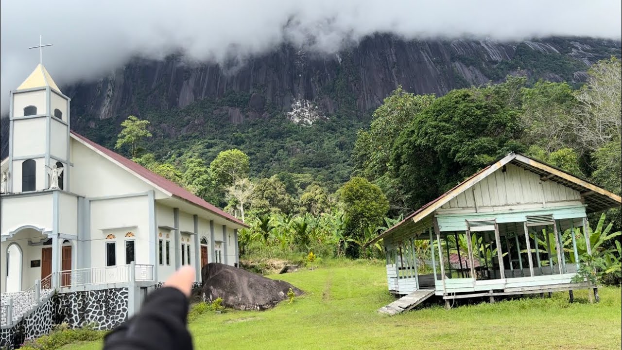 Suasana damai kampung dayak desa di bawah bukit kelam sintang