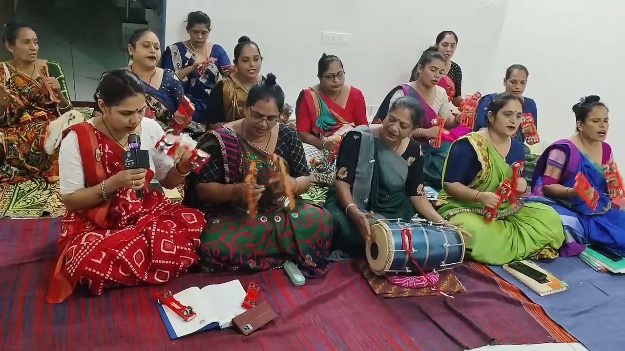 🙏ઢોલકી ધમ ધમ વાગે... ચાર પાંચ સખીયો ભજન માં ઊંઘે .. 🌹🌹લખેલુ છે )#satsang @geeta_patel930