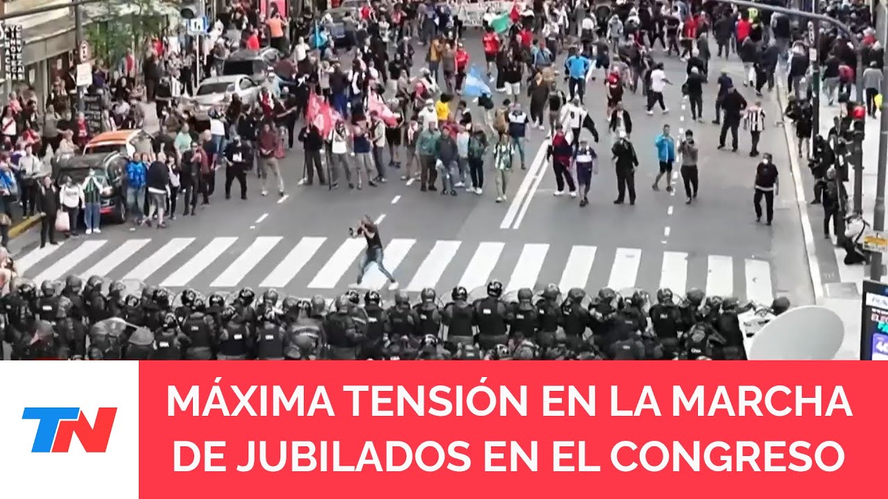TENSIÓN EN EL CONGRESO: Serios incidentes entre la policía y los barras en la marcha de jubilados