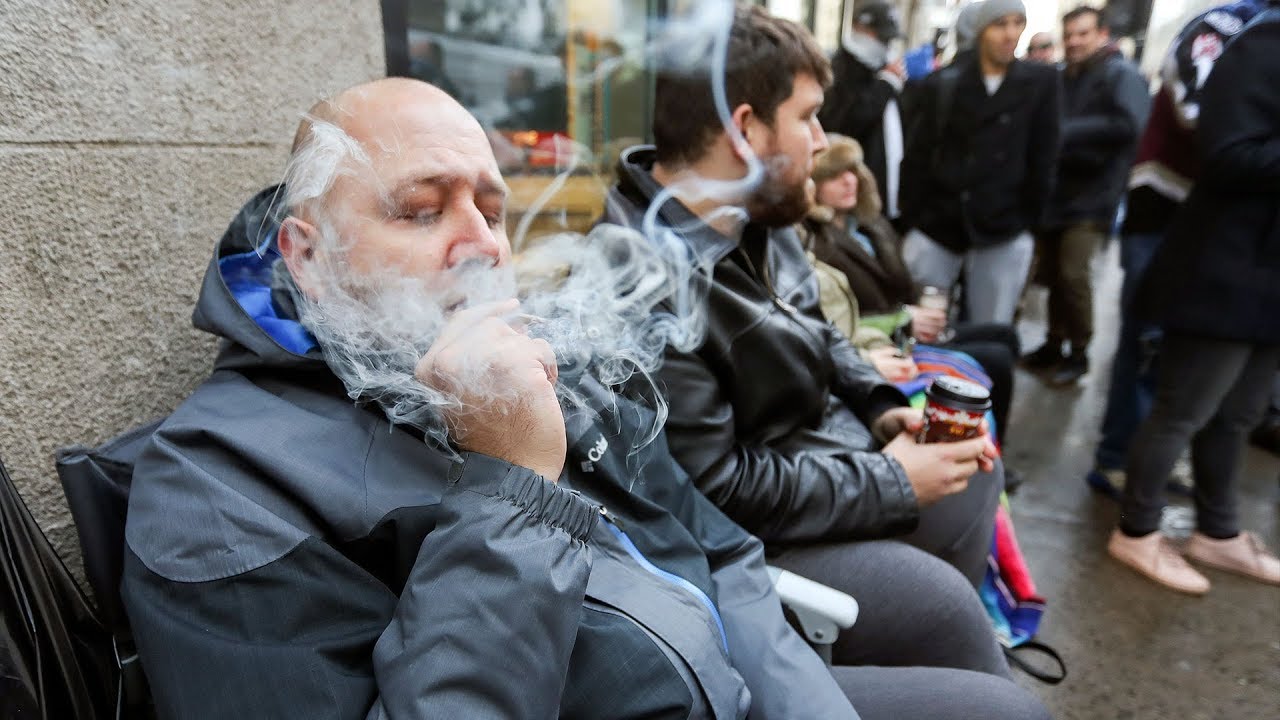 How do I buy legal cannabis in Quebec?
