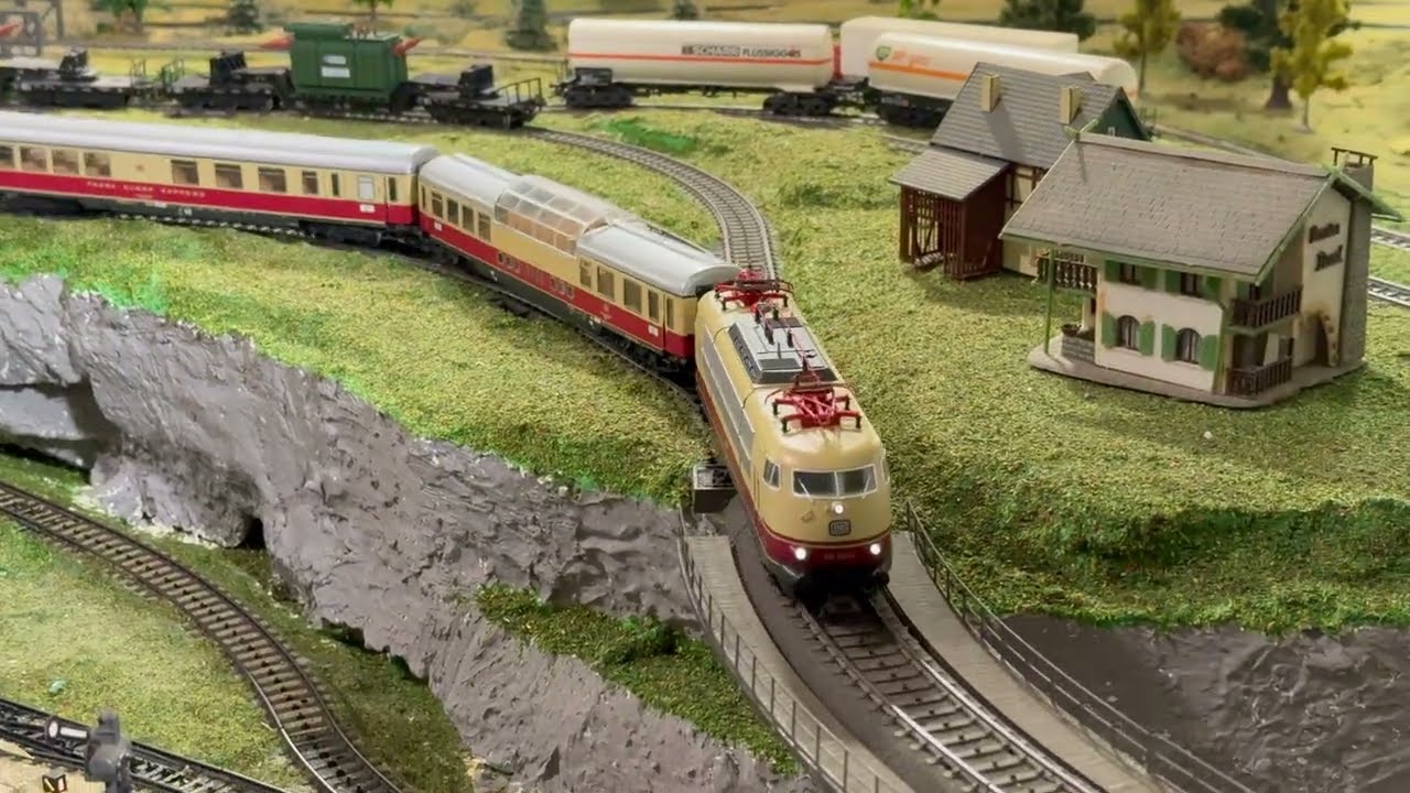 Zugbetrieb mit 4 Zügen im Wechselverkehr 01/2026 - Märklin Modelleisenbahn
