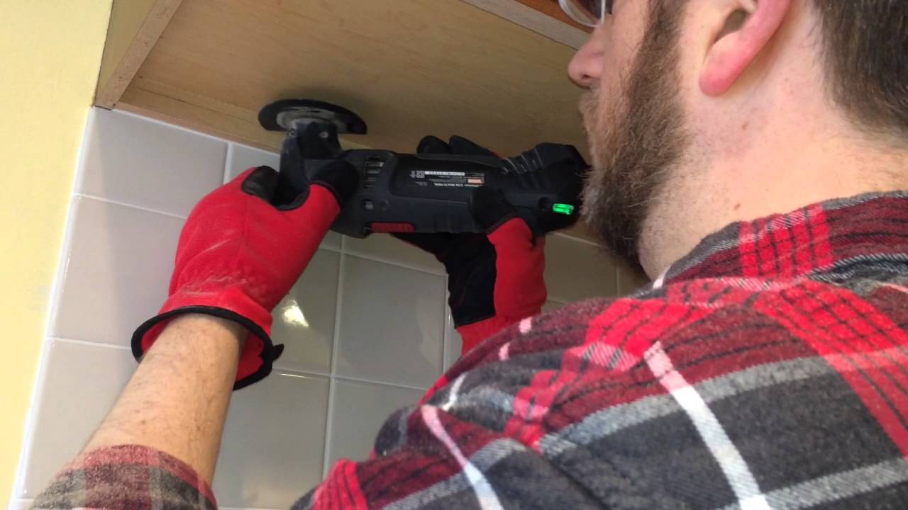 Как отрезать дно кухонного шкафа (не снимая его)