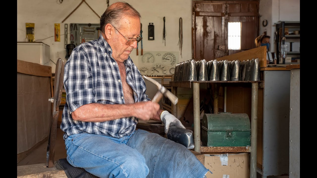 A arte de fazer chocalhos, "à porrada". O chocalheiro Joaquim José