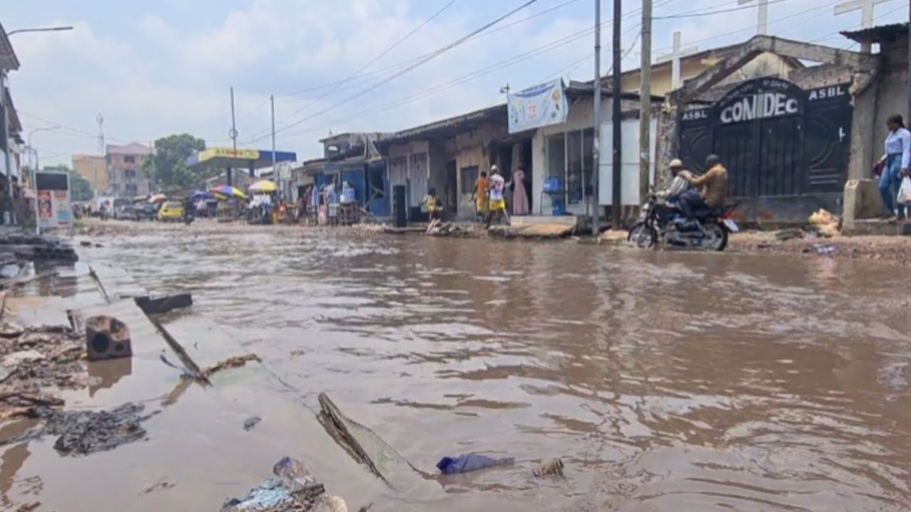 🚨 URGENT À KINTAMBO : INONDATION SUR LA CHAUSSÉE, CIRCULATION PARALYSÉE ET COLÈRE DES RIVERAINS 