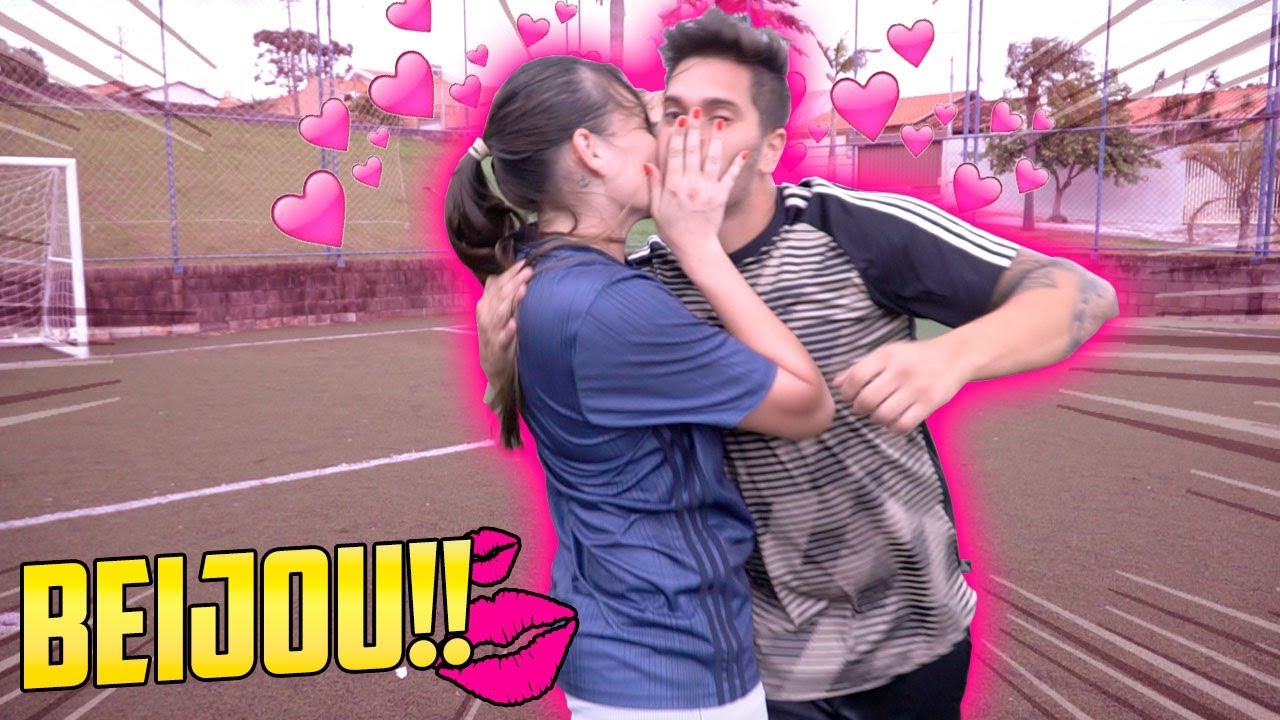 ELA BEIJOU ELE JOGANDO FUTEBOL?!