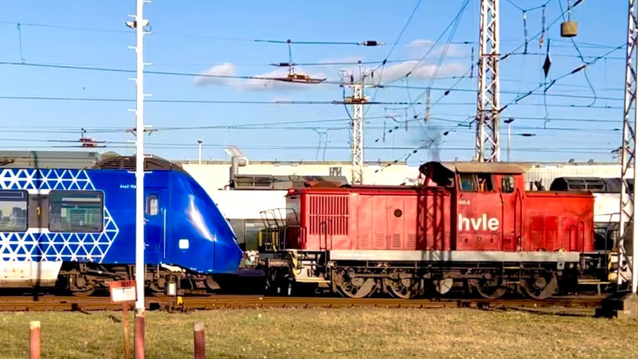 HVLE V60.2 Schleppt zwei VLEXX-Triebzüge auf Werksgelände von ALSTOM in Hennigsdorf ( ehemals LEW  )