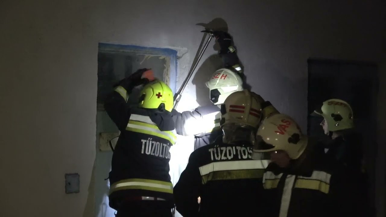 Lapátolva jutottak be a tűzoltók a szombathelyi trafóházba - 10 kV-os vezeték burkolata égett
