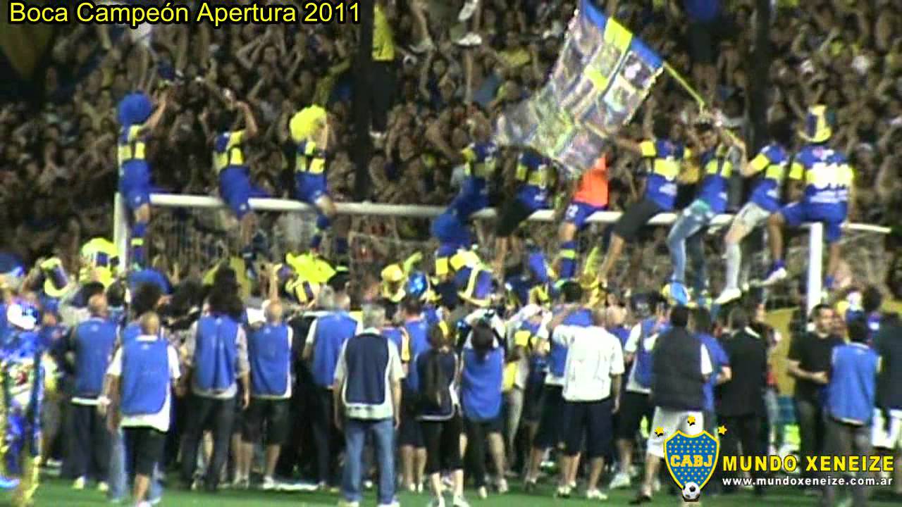 Boca Campeon Apertura 2011 / Festejo de los jugadores subidos al arco