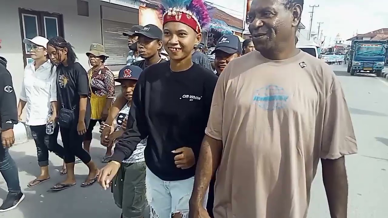 parade budaya kota senja kaimana papua barat