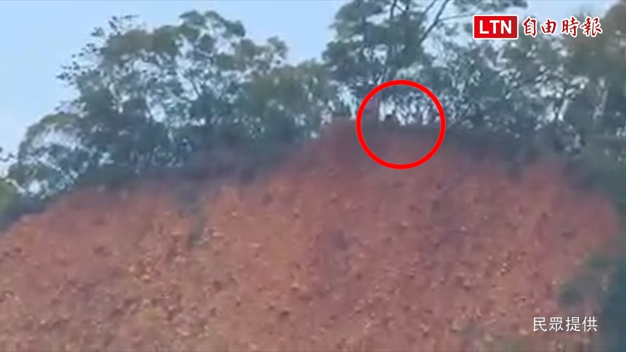 勸不聽！員警3個月前墜谷亡 又有遊客爬到火炎山懸崖邊(民眾提供)
