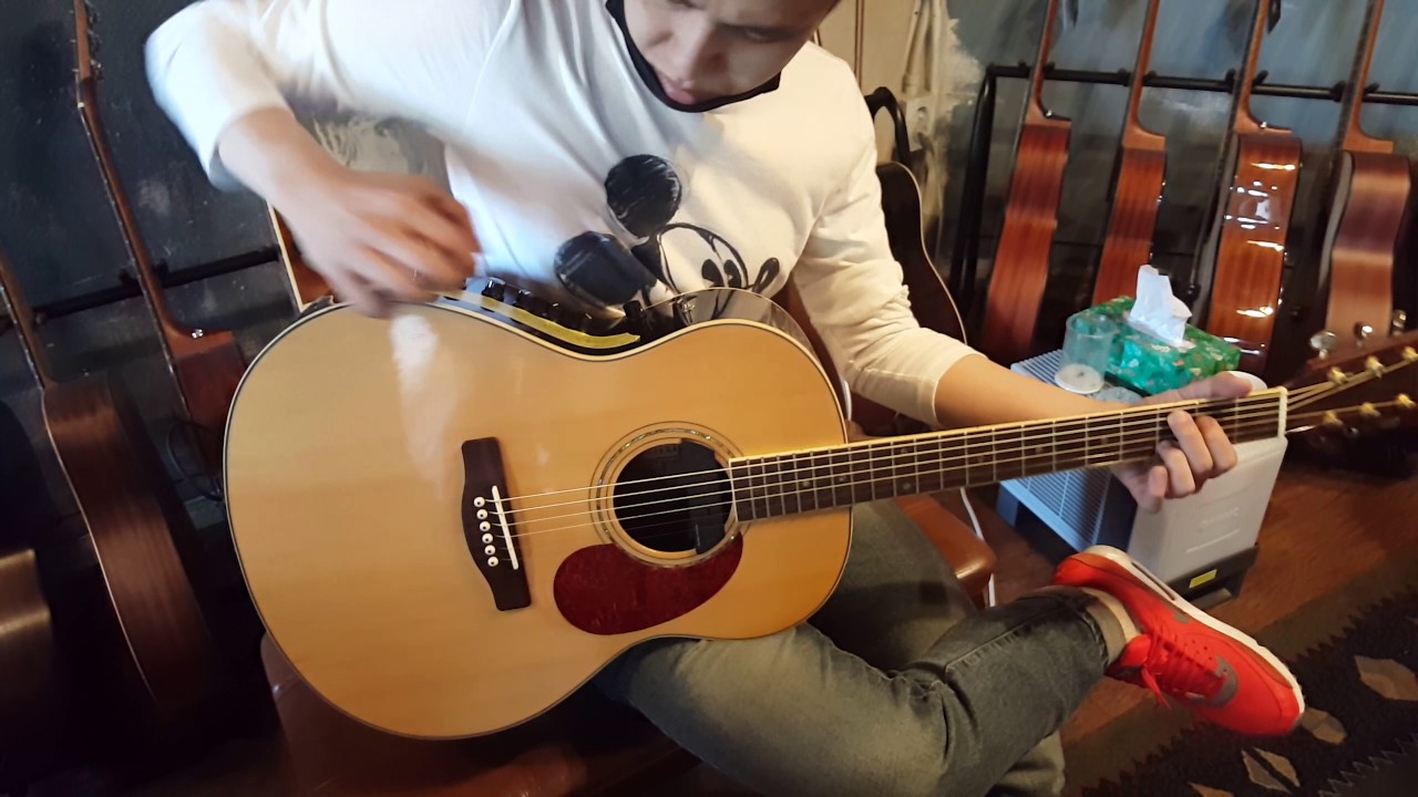 Amplifier(THR5A) installed on an acoustic guitar