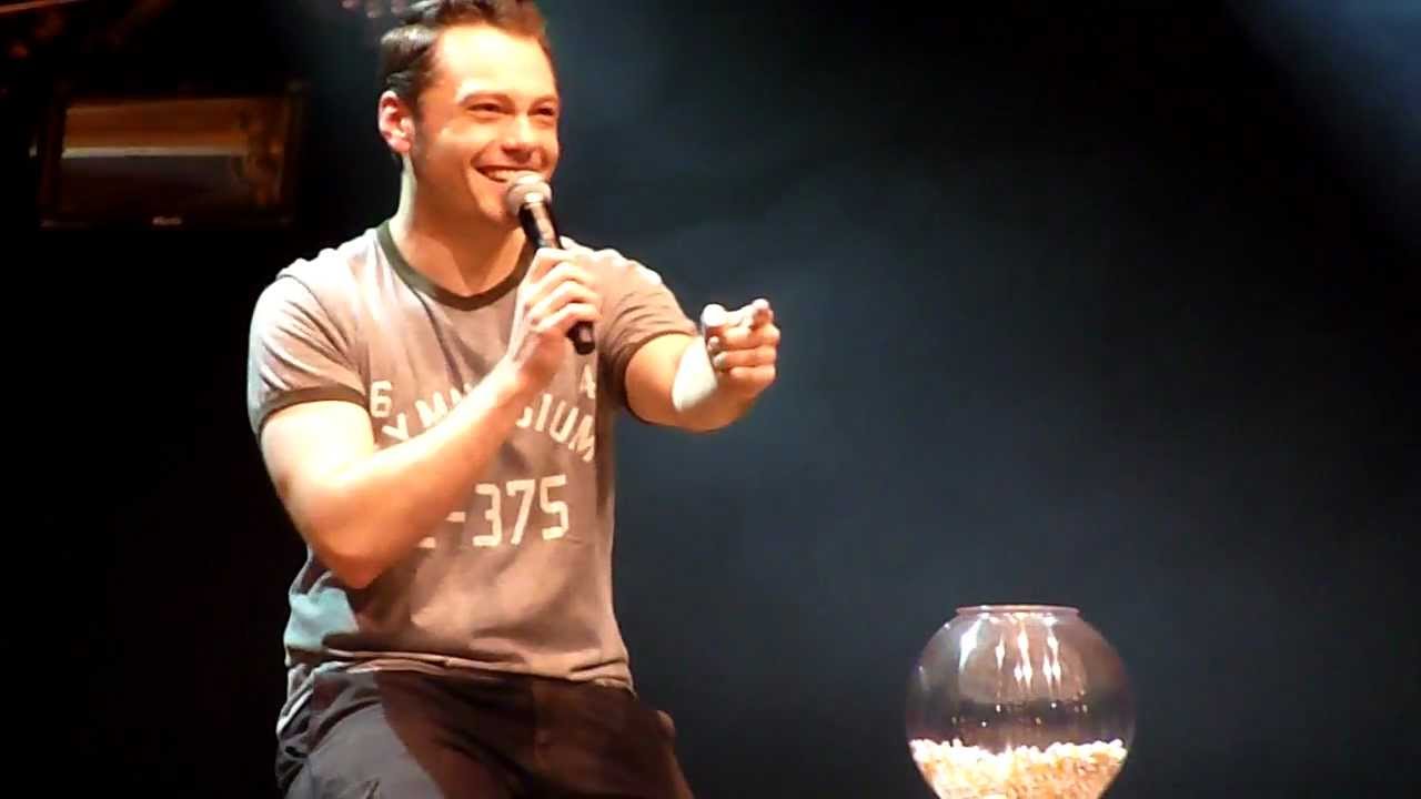 Tiziano Ferro scherza con i fans