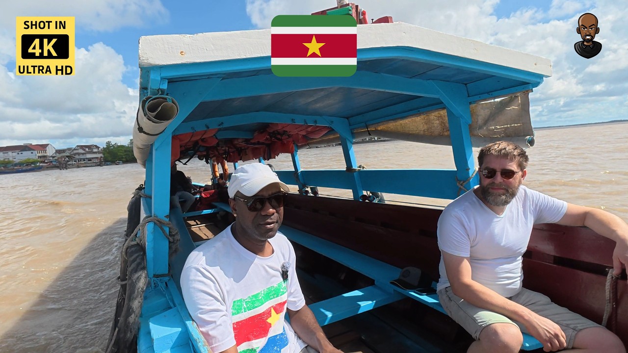 Wij maken per boot de oversteek van Paramaribo naar Meerzorg. sr.