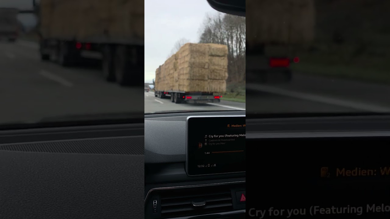 [Quality Time] LKW Fahrt ohne Plane Quaderballen über die Autobahn 