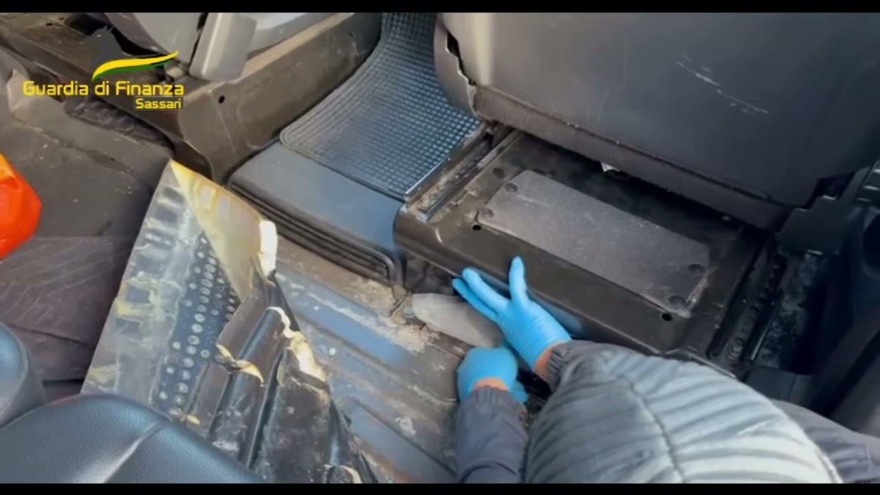 Olbia: 22enne arrestato al porto con 11 chili di cocaina nascosti in un minivan