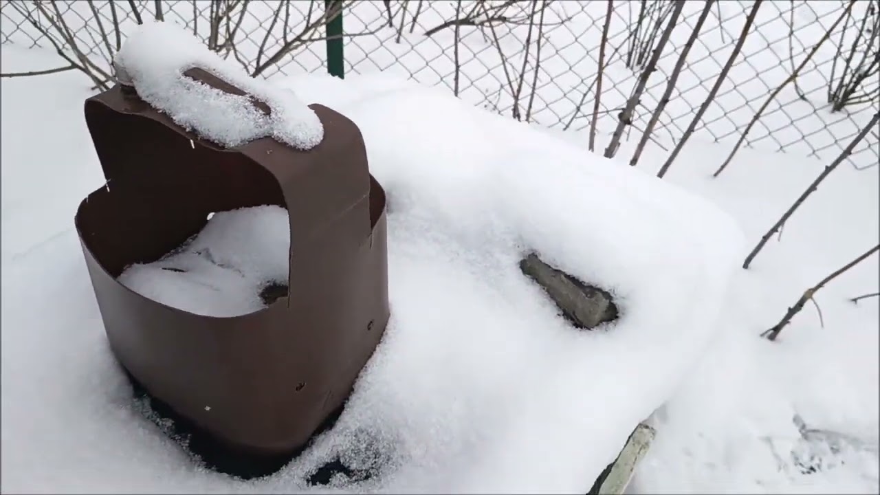 Kontroly styrodurových úlů (ale i jiných) v zimě, zda není na některých škoda od hlodavců a ptáků.