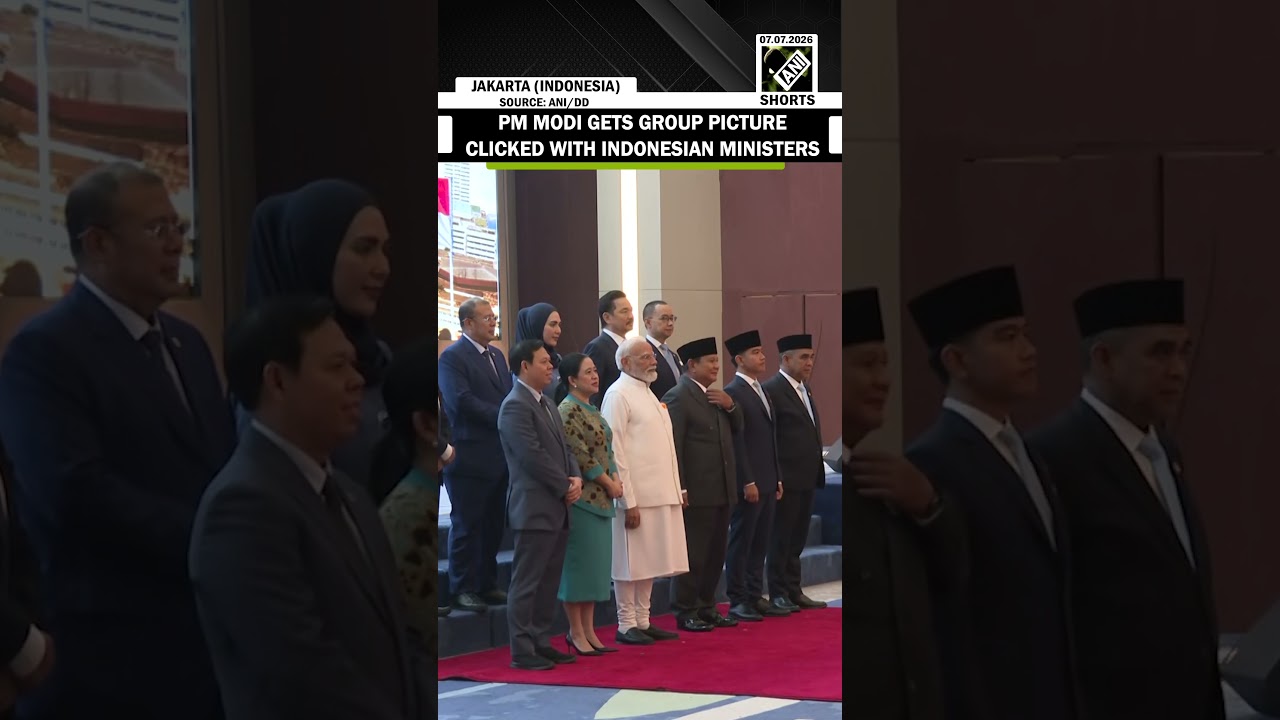 PM Modi gets group photo clicked with Indonesian President and ministers after Parliament address