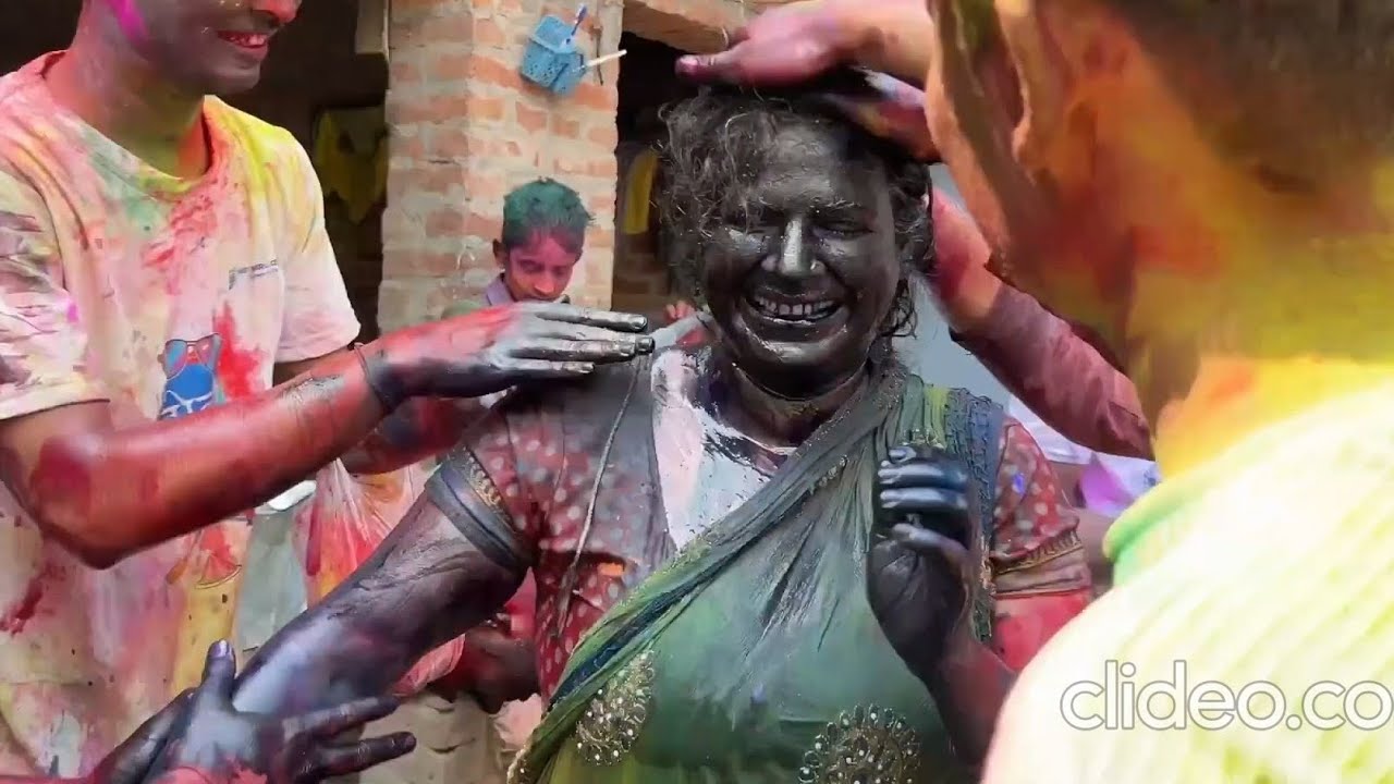 Gaon mein mere Bhabhi ko Khatarnak tarah se black pakka rang se holi putai chal raha hai ll