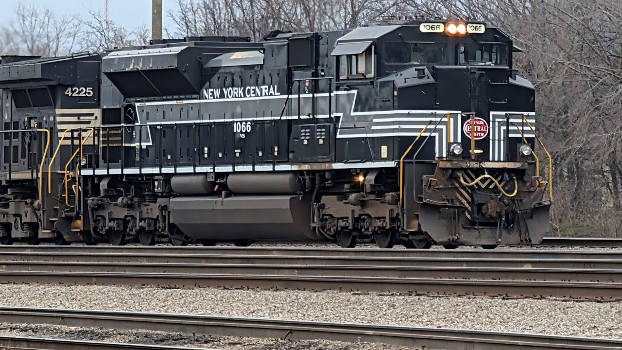 Dual Heritage Locomotive livestream rail cam action w/NS1066 and CSXT 1836. #railroad #railfan 