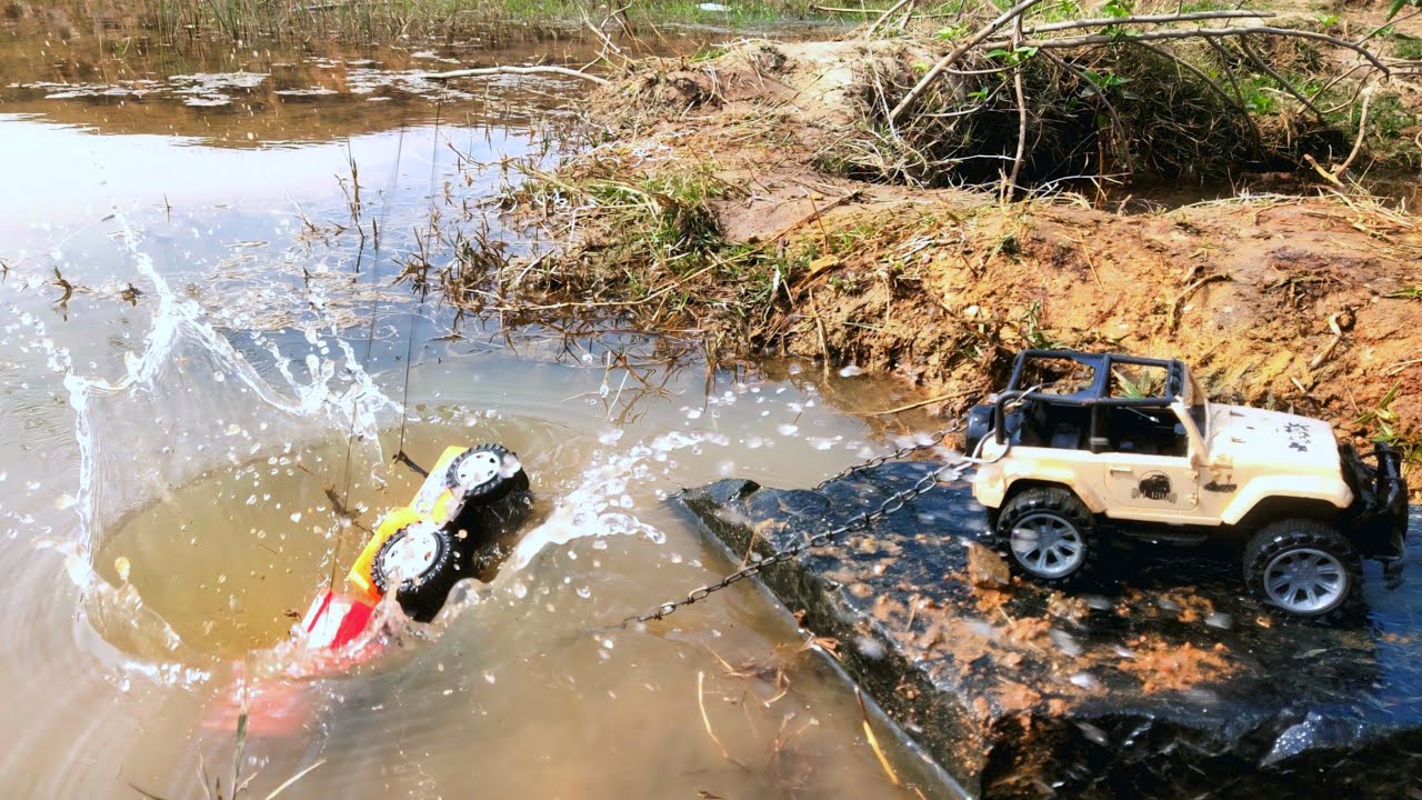 Sonalika Tractor Accident Fell Into Water Jeep Left Out In pit . Truck Accident Video 5XD