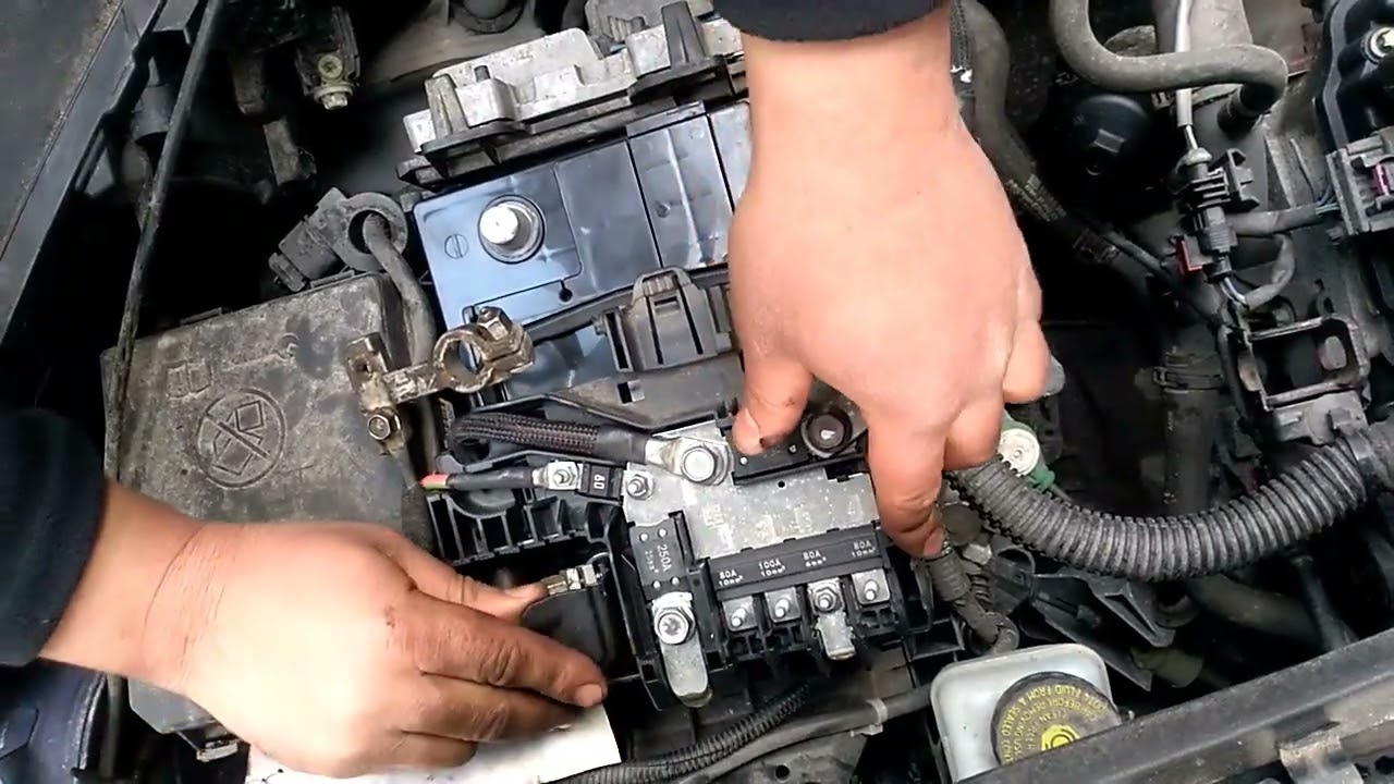 Changer la batterie sur OPEL CORSA