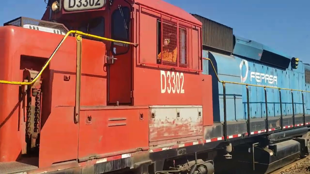 Fepasa D3302 ANDINO por cruce hacia el patio de maniobras de Ventanas