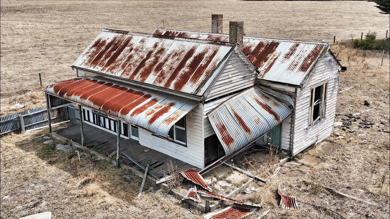 Old farm house with old stuff inside/Koala 