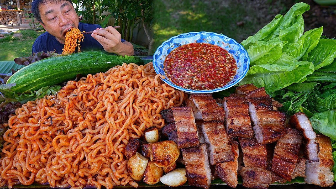 หมูย่างกะทะเกาหลีกินกับมาม่าเผ็ดคูณสอง แกล้มกระเทียมทอด มันตึ๊งคึขนาดครับ -18-12-2022-