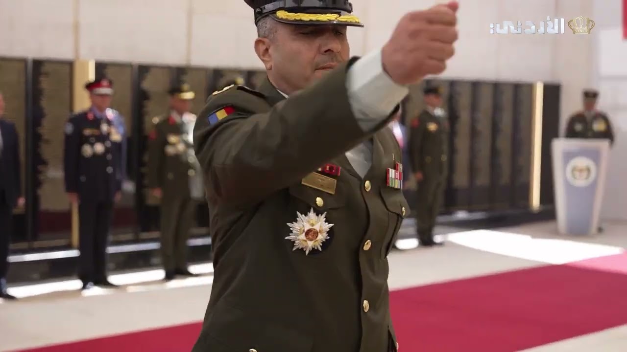 جلالة الملك ينعم بأوسمة ملكية على عدد من الضباط وضباط الصف من منتسبي الجيش العربي والأجهزة الأمنية