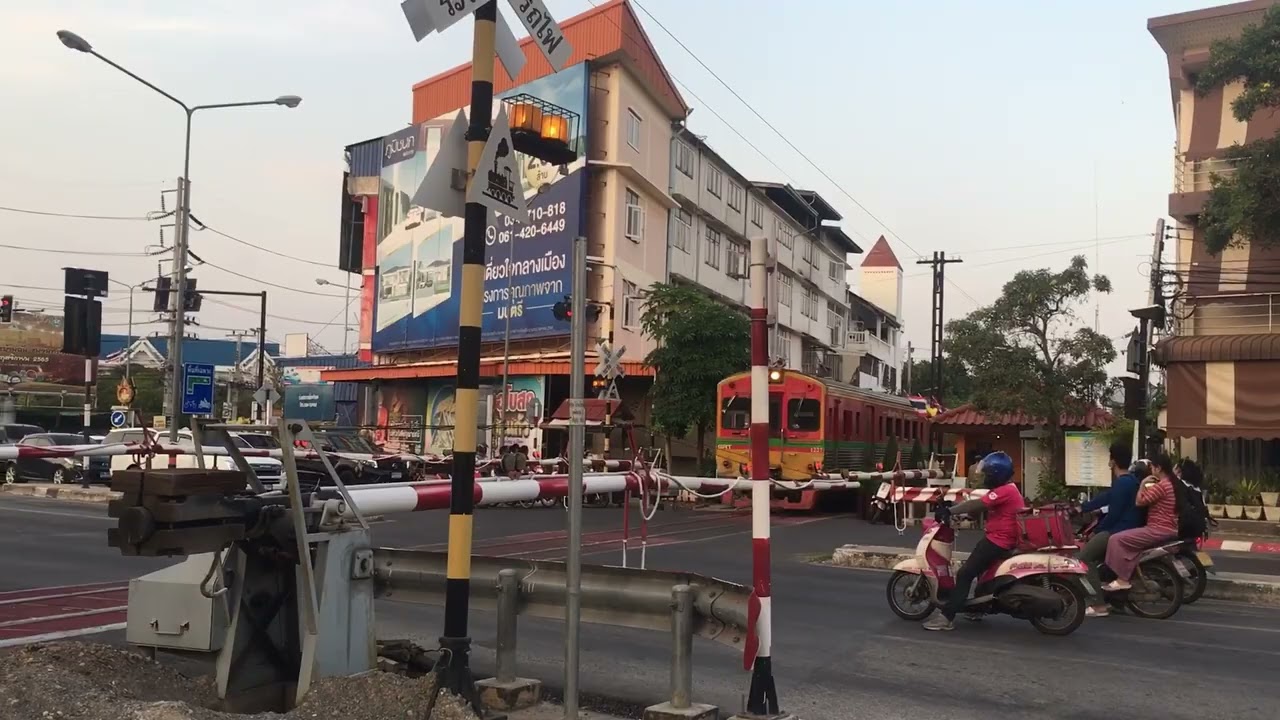 รถไฟแม่กลองสี่แยกไฟแดง รอบสุดท้าย 17:30