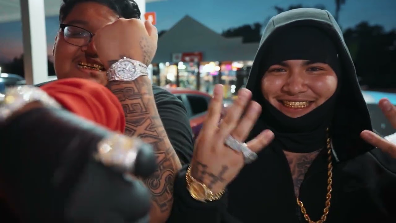 Официальное видео мистера Оксфордского университета «Trapper Not A Rapper»