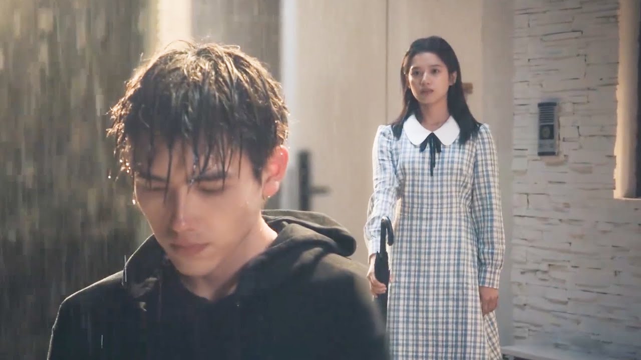 高冷校草站在门外淋雨，灰姑娘看见后心疼给他打伞，校草因此对她一见钟情了！