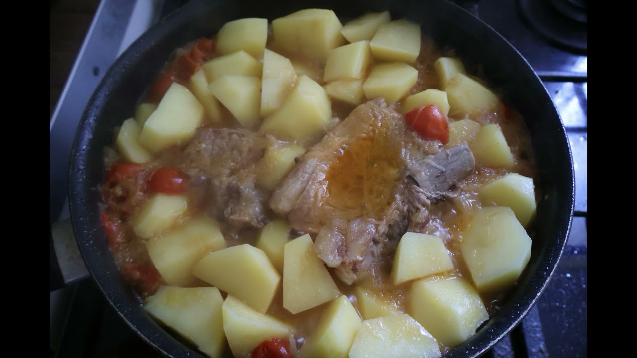 Schweinebauch mit Paprika Tomaten angeschmort dazu Sauerkraut Kartoffeln sojasoße und gewürze.