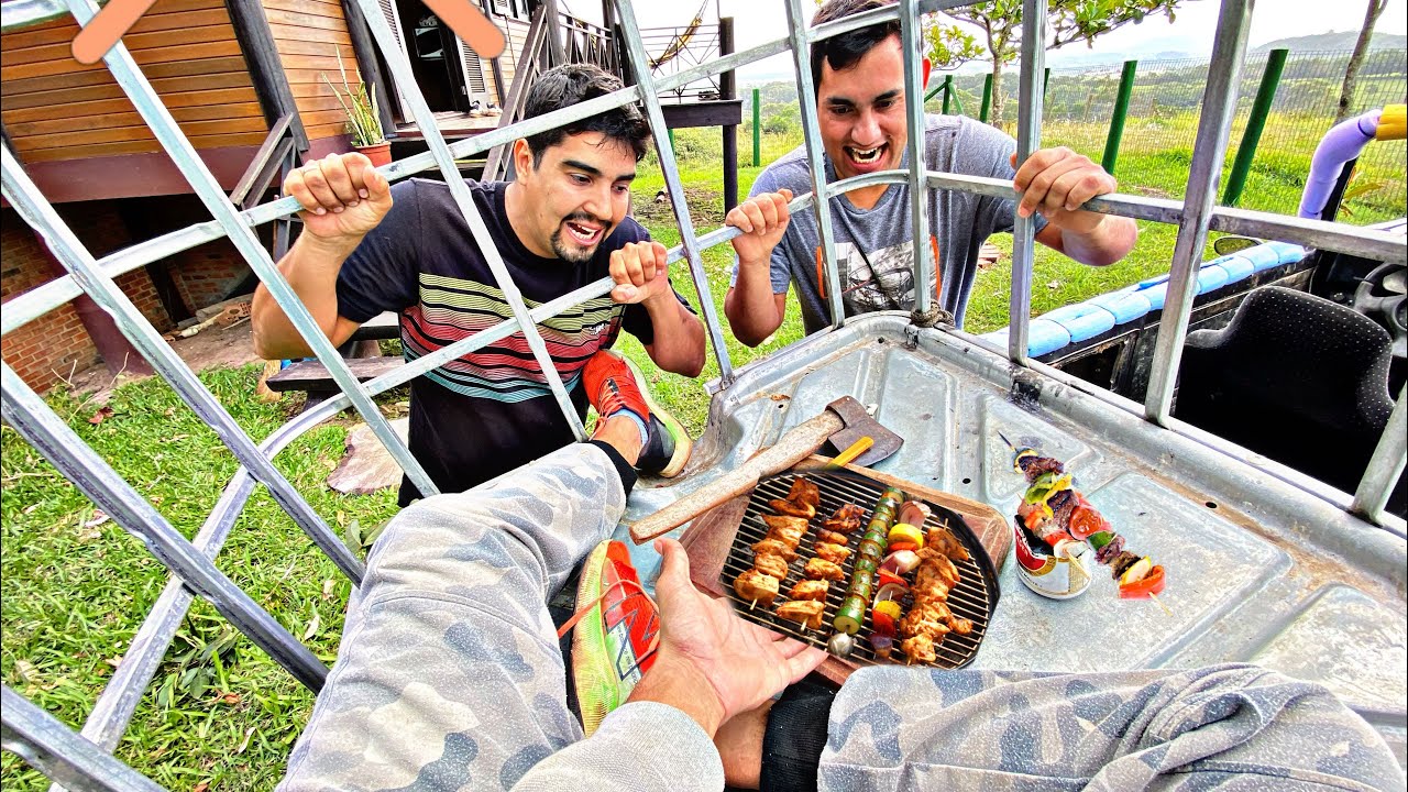 FIZ MINI ESPETINHO DENTRO DA JAULA!!!(com a carne do bruxo)