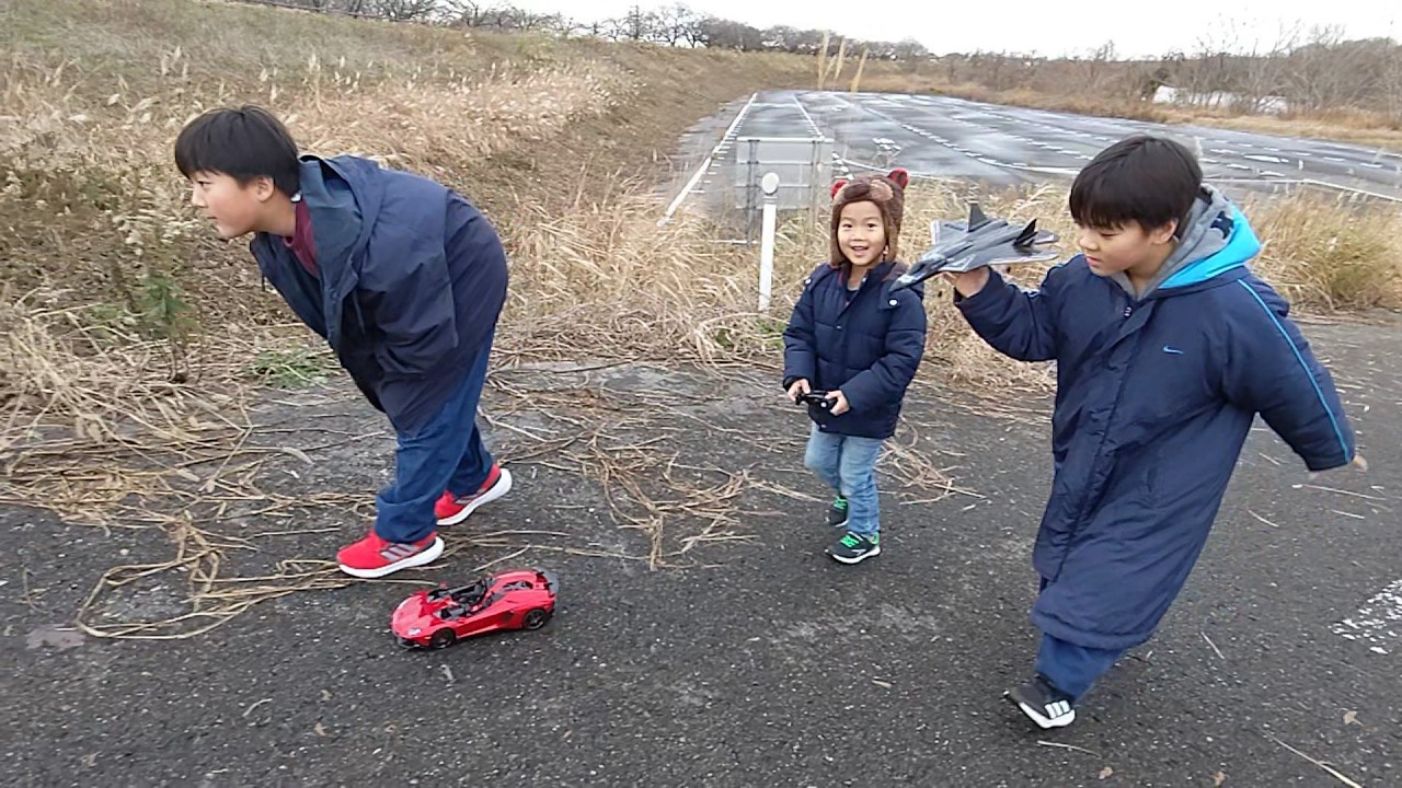 ラジコン戦闘機を飛ばすおいちゃん 僕のランボルギーニも撮ってどんちゃん 俺も操縦したいひなごん　　＃2024