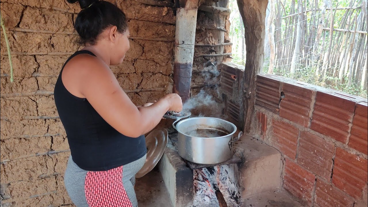 O ALMOÇO DE HOJE NA CASINHA DE TAIPA FEZ FEIJOADA COZINHADO NO FOGÃO A LENHA