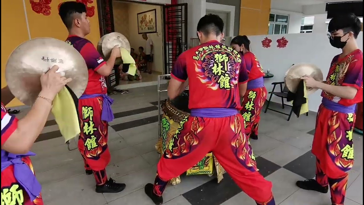 《舞狮》新年期间肯定要叫舞狮来你家舞一舞，你们有叫舞狮来屋子吗？