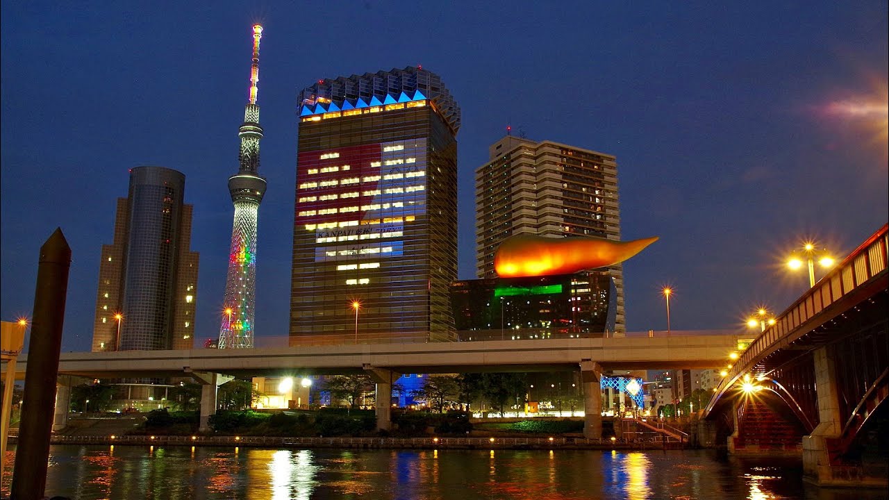 4色　うんこビル　ライトアップ　赤色　青色　黄色　白色　アサヒビール　炎のオブジェ　　東京スカイツリー　レインボー　カラー　浅草　吾妻橋